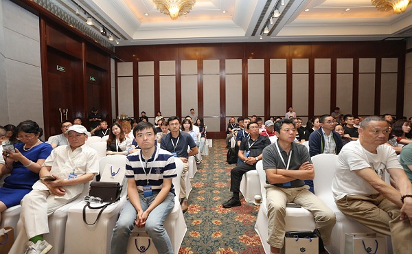 百余名听众聆听专家对全球和中国经济发展的探讨