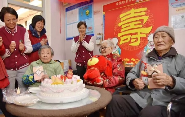 兴汇家办携手上海慈慧公益基金会来到凌云敬老院为几位百岁老人庆祝生日
